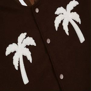 Veste matelassée pour homme grande taille, sur mesure, style streetwear, avec grand patch brodé, veste universitaire, col montant, enduite - Product Image 4