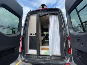 Camping-cars de luxe d'occasion CHEAP USED 2020 WINNEBAGOO1 BOLDT 70BL, Euro 5, 4-6 passagers, four à micro-ondes - Product Image 2