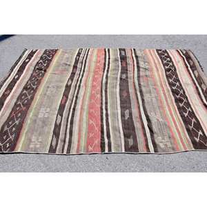 Alfombra Kilim turca vintage de 5,6x8,8 pies, lana de retazos marrón y rojo con respaldo de látex para entrada o dormitorio - Product Image 3