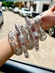 Bracelet en résine rond et épais, fait à la main, de haute qualité et écologique, pour la Saint-Valentin et les mariages - Product Image 4