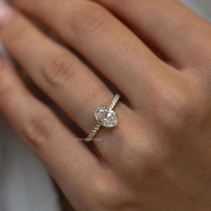 Elegante anillo de compromiso de moissanita de corte ovalado 1,41 TC con garras dobles y anillo elegante de media eternidad para novia o novia - Product Image 4