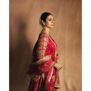 Conjunto de Lehenga Indo-Occidental de Tafetán de Seda Moderno de la Mejor Calidad, Largo hasta el Suelo, Colores Personalizados, con Hermosos Bordados de Lentejuelas y Zari - Product Image 1