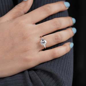 Bague de fiançailles pour femme en or jaune, coupe coussin style « Old Mine », certifiée IGI, trois pierres et sertissage à 4 griffes, avec diamants - Product Image 6
