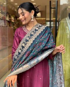 Présentation de nouveaux vêtements de fête de créateurs Look haut bas et Dupatta avec broderie de cordon de séquence lourde travail vêtements traditionnels - Product Image 2
