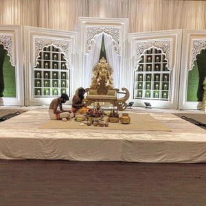 Magnifique Mandap de mariage traditionnel en fibre de verre Delizio, décorations de mariage élégantes sculptées en or, portables, Italie - Product Image 2
