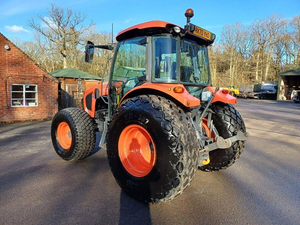 Tracteur Kubota M7040 4RM avec cabine, 645 heures, 70 CV, double hydraulique, télécommandes arrière, boîte de vitesses, pompe moteur, garantie de 2 ans - Product Image 4