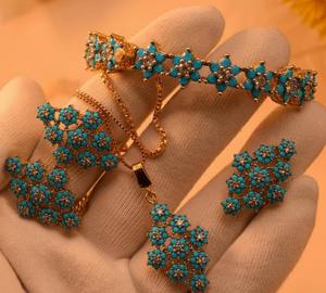 Ensemble de bijoux en or avec motif floral violet exquis, comprenant un bracelet en filigrane, une bague statement et un collier avec pendentif - Product Image 4