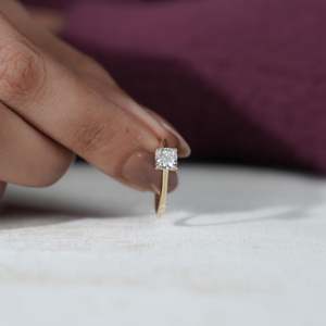 Anillo de Diamante Cultivado en Laboratorio con Corte Cojín Certificado por IGI, con Detalle Oculto, Joyería de Lujo - Product Image 6