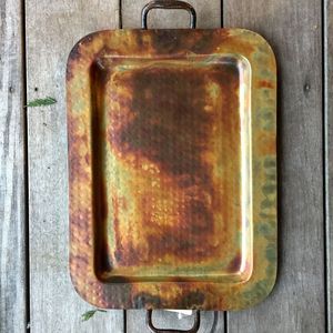 Bandeja metálica de hierro grabada a mano con acabado de cobre rústico para una mezcla de decoración tradicional y contemporánea - Product Image 4