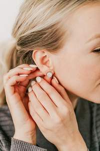 Pendientes Clásicos de Plata de Ley Chapados en Oro con Circonita Cúbica de Gran Corte, Joyas Shama Gems, Brillantes - Product Image 2