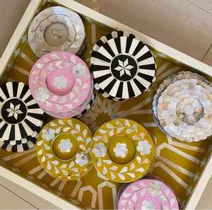 Incrustaciones de nácar y resina en hermosos patrones en estos posavasos y bandeja acrílica de Craft Emporium India - Product Image 4