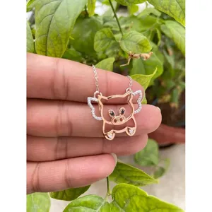 Collier en argent 925 plaqué rhodium avec motif de dessin animé de cochon, chaîne tendance avec chiffres, idéal pour cadeau de fête, orné de diamants, zircons et perles - Product Image 3