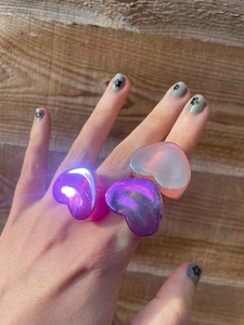 Anneaux en résine acrylique de forme ronde, fabriqués à la main, anneaux d'amour pour femmes, bijoux de fête, vente en gros au meilleur prix - Product Image 5