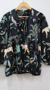 Kyra ชุดเดรสโลโก้ด้านหน้าแบบเสื้อทูนิคอลึกพิมพ์ลายป่าขนาดเล็กสไตล์ลำลอง - Product Image 3