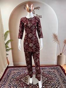 ชุดสูทฤดูร้อนผ้าเรยอนคอตตอนเนื้อนุ่มพิเศษ ดีไซน์ VISHNU K DESIGNS ทรงตรง เอวธรรมชาติ ตกแต่งลายฟอยล์  แบบสามชิ้น - Product Image 4