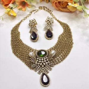 Ensemble de collier de créateur traditionnel de haute qualité avec finition dorée avec boucles d'oreilles pour la collection de vêtements de mariage pour femmes et filles - Product Image 1