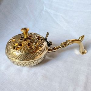 Quemador de incienso de latón de diseño vintage con soporte de trípode y obra de arte detallada ideal para momentos sagrados y áreas de meditación en el hogar - Product Image 5