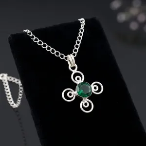 Collier avec pendentif en pierre précieuse émeraude verte de forme ronde naturelle, élégant et rêveur, chaîne bicolore pour femmes et hommes, bijoux faits à la main - Product Image 2