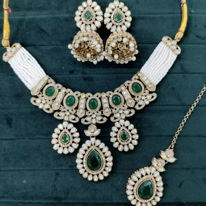 Parures de bijoux traditionnels indiens délicats, colliers de mariage, Maang Tikka, boucles d'oreilles, collier ras du cou en argent et diamants - Product Image 1