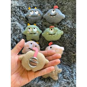 8 Pezzi di Graziosi Spille a Forma di Piccoli Mostri Cartoon con Cristalli e Strass, Regalo Perfetto per Bambini e Amici - Product Image 4