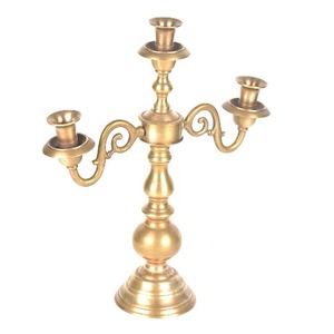 Candelabro de Latón Hecho a Mano con Tres Brazos y Acabado Dorado para Decoración del Hogar - Product Image 2
