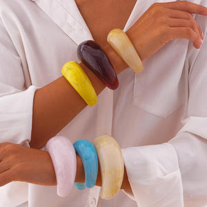 Hecho a mano resina madera multicolor mujeres niñas moda Luna forma aniversario brazalete joyería - Product Image 2