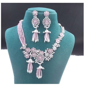 Ensemble de bijoux en diamant américain pour mariages, festivals, soirées, design accrocheur en laiton au prix d'exportation - Product Image 1