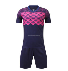 Maillot de football imprimé numériquement ultra-respirant entièrement personnalisable avec le logo et le nom de votre club. - Product Image 5