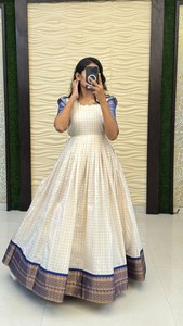 Robe de cérémonie de qualité supérieure en coton lourd et soie avec bordure en jecared, achat en ligne en Inde, mode féminine - Product Image 2