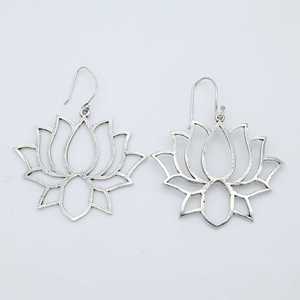 Boucles d'oreilles pendantes bohèmes tendance en laiton tribal pour femmes, plaquées argent, motif floral, pour la vente en gros OEM ODM - Product Image 1