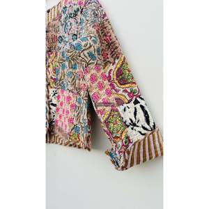 Veste matelassée réversible en coton patchwork style bohème indien faite à la main pour femmes et jeunes filles, motif floral, style bomber universitaire, manteau d'hiver XL pour le printemps - Product Image 2