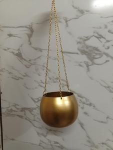 Pot de fleurs suspendu en métal finition or moderne pour la verdure d'intérieur et une belle décoration intérieure avec une touche luxueuse - Product Image 3