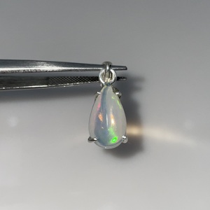 Pendentif artisanal en laiton plaqué argent, opale éthiopienne naturelle, style vintage, pierre précieuse multi-feu, certifié par un tiers - Product Image 2