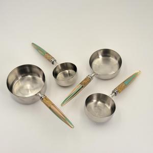 Juego de 4 Tazas y Cucharas Medidoras de Acero Inoxidable Pulido Natural con Mango de Resina - Product Image 2