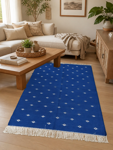 Tapis Dhurrie artisanal en coton bleu, réversible, à motifs géométriques, avec franges à pompons blancs, pour chambre et salon - Product Image 2