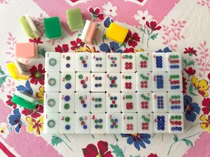 154 azulejos encantadores Unique Vintage Triple Layer MULTI color Mah Jongg set para fiestas familiares Juego de entretenimiento de vacaciones - Product Image 3