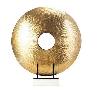 Escultura de disco de aluminio martillado de oro contemporáneo moderno hecho a mano con Base de mármol blanco para decoración decorativa del hogar Benzara Casagear - Product Image 1