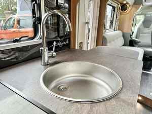 Autocaravana BAILEY AUTOGRAPH Usada a Bajo Precio, RV Blanca de Lujo, Emisión Euro 5, Capacidad para 4-6 Personas, para Camping, Piso Acrílico - Product Image 3