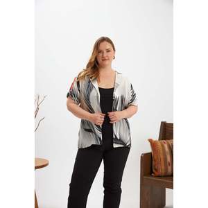 Blusa Kimono Negra Talla Grande RMG con Patrón Lineal Abstracto en Contraste y Mangas con Rayas Rojas, Top de Poliéster Drapeado con Cinturón - Product Image 1