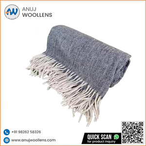 Manta de lana de corderos reciclada de tamaño king con patrón de espiga de Diamante Azul Marino de fabricante indio - Product Image 3