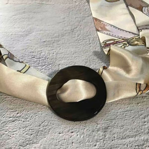 Anillo para Bufanda de Cuerno de Búfalo con Pulido Suave que Agrega Elegancia Suave y Sujeción Segura a Cualquier Bufanda de Alta Calidad - Product Image 1