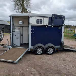 Remolque para Ganado de 30 pies y 3 Pisos, Usado, Estándar Austriaco, para Transporte de Caballos, Disponible para Venta al por Mayor - Product Image 1