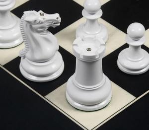 Pièces d'échecs Staunton originales de 1849, reproduites, finition laquée, rouge cramoisi et blanc ivoire, roi de 4,5 pouces, à prix avantageux - Product Image 1