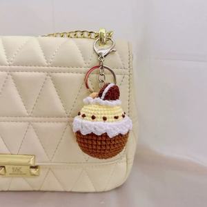 Nouveau produit : Porte-clés et pendentif de sac en peluche Acki en coton au crochet, motif gâteau et cornet à la crème aux cerises, mignon et fini - Product Image 5