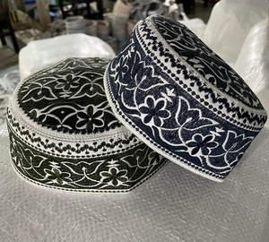 Casquette de prière musulmane OMANI fabriquée à la main de qualité exportatrice Chapeau design personnalisé pour les quatre saisons au Bangladesh. - Product Image 1