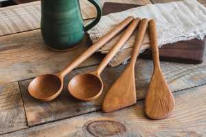 Ensemble de cuillères de service en bois indiennes faites à la main pour décor de cuisine Cuillère en bois avec un design unique - Product Image 2