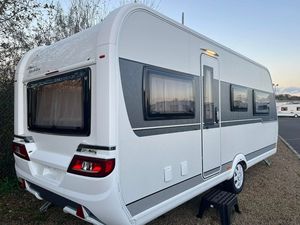 Caravanas y remolques de viaje de lujo modernos usados con características avanzadas, diseñados para una vida elegante en la carretera y con envío global. - Product Image 3