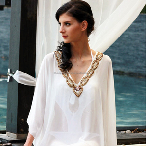 Kaftan blanc en tissu doux et léger avec broderie dorée et perles - Product Image 1