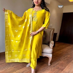 Traje étnico festivo bordado amarillo radiante elegante para mujer incluyendo decoración de encaje lavable de cintura Natural Dupatta - Product Image 1