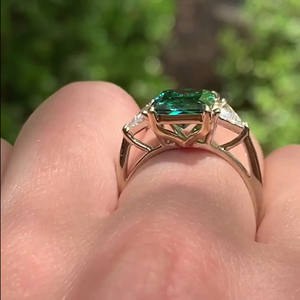 Anillo de moissanita de tres piedras Anillo de compromiso de moissanita verde 3,76 CTW Diamante de corte radiante Anillo de brida de boda de oro amarillo VVS2 - Product Image 2